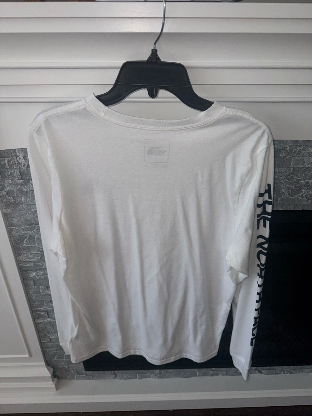 North Face Tee Women’s White Long Sleeve Logo Tee fall winter - Picture 3 of 11